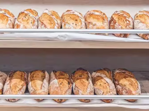 Panadería con barras, picos, bollos.