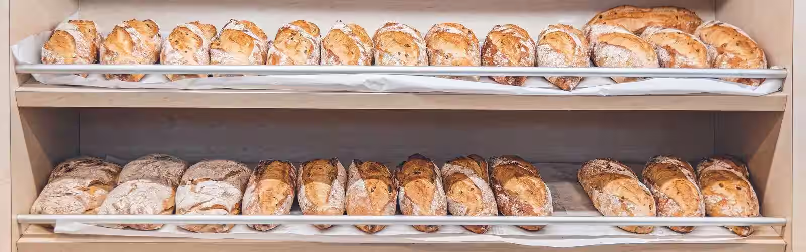 Panadería con barras, picos, bollos.